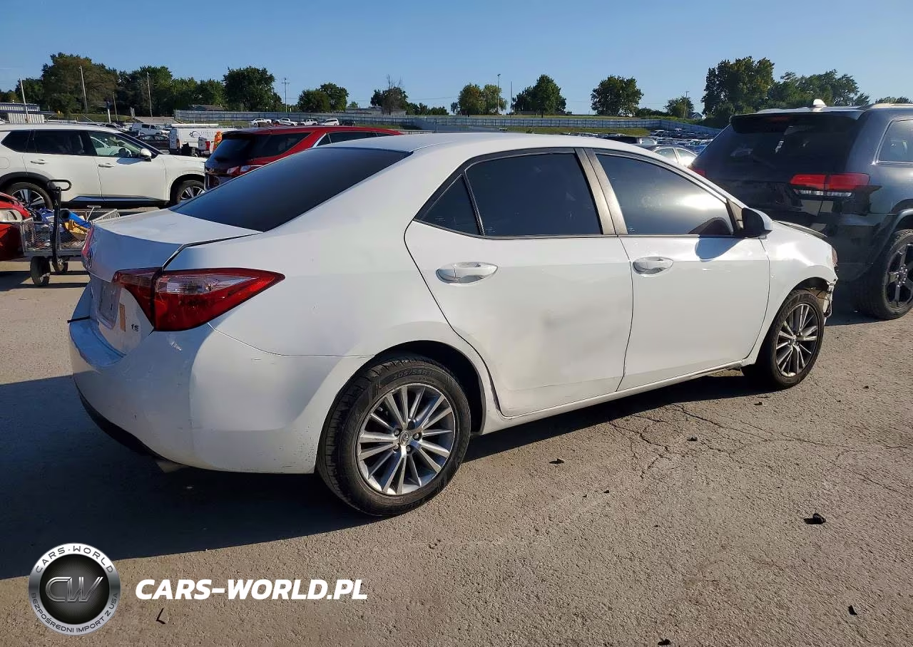 2018 Toyota Corolla Le VIN:5YFBURHE0JP848341 - 3