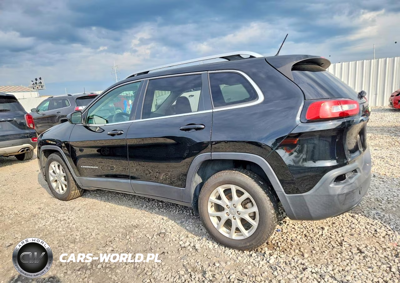 2018 Jeep Cherokee Latitude VIN:1C4PJLCB7JD563390 - 2