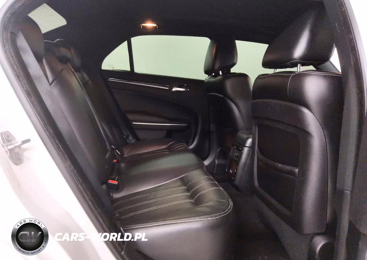 2018 Chrysler 300 S VIN:2C3CCABG6JH264085 - 10