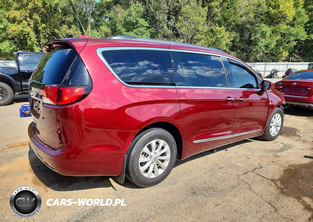 2017 Chrysler Pacifica Touring L VIN:2C4RC1BG4HR552231 - 3