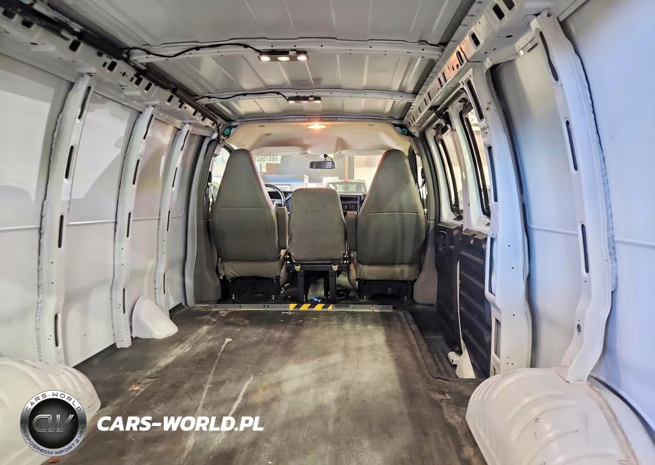 2019 Chevrolet Express G2500 VIN:1GCWGAFP1K1222270 - 10
