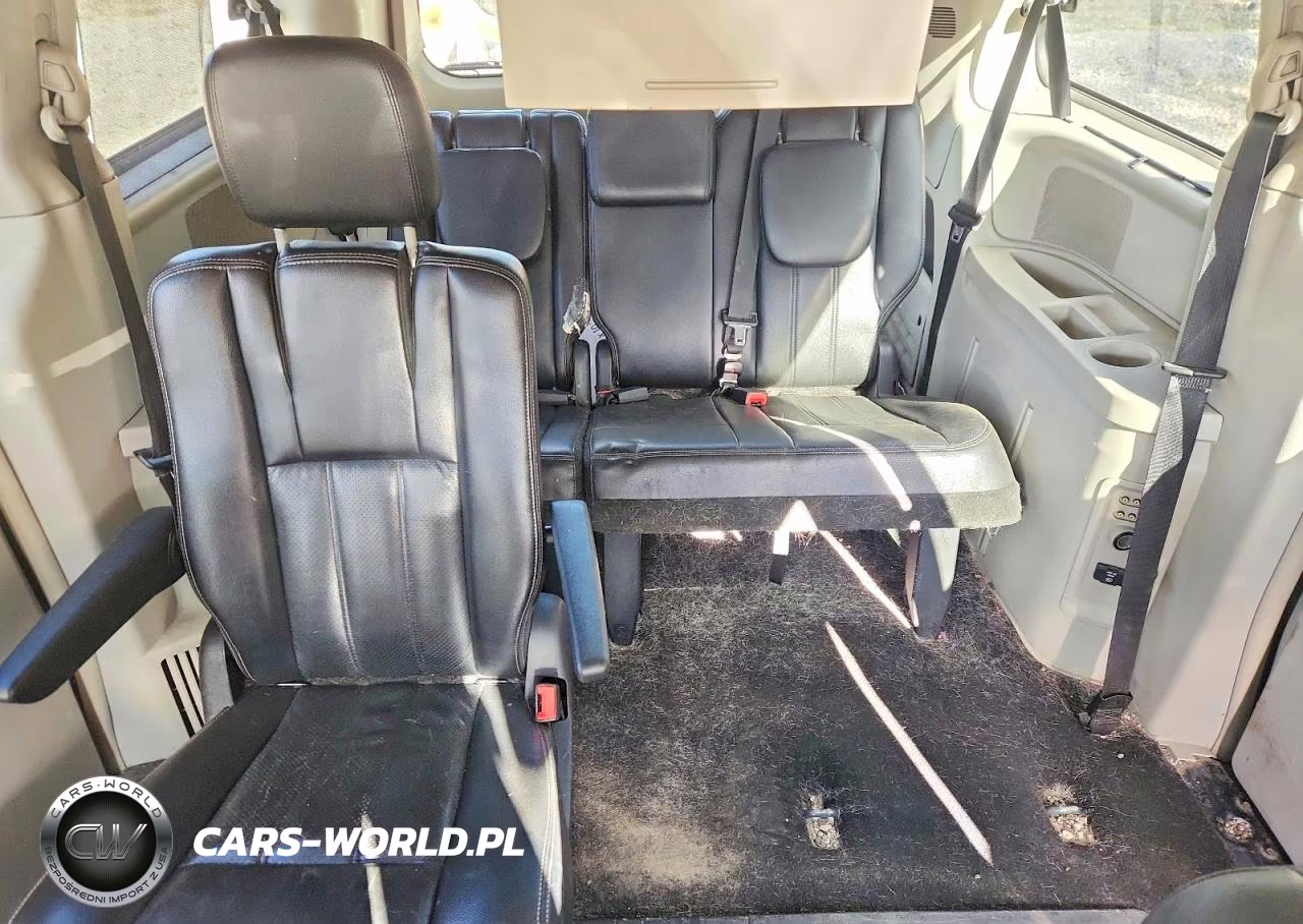2011 Chrysler Town & Country Touring L VIN:2A4RR8DG2BR749484 - 10