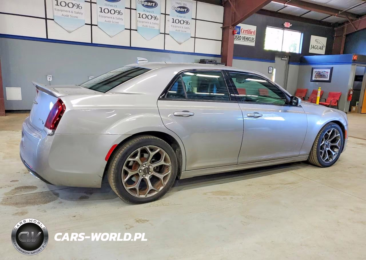 2018 Chrysler 300 S VIN:2C3CCABG1JH266794 - 3