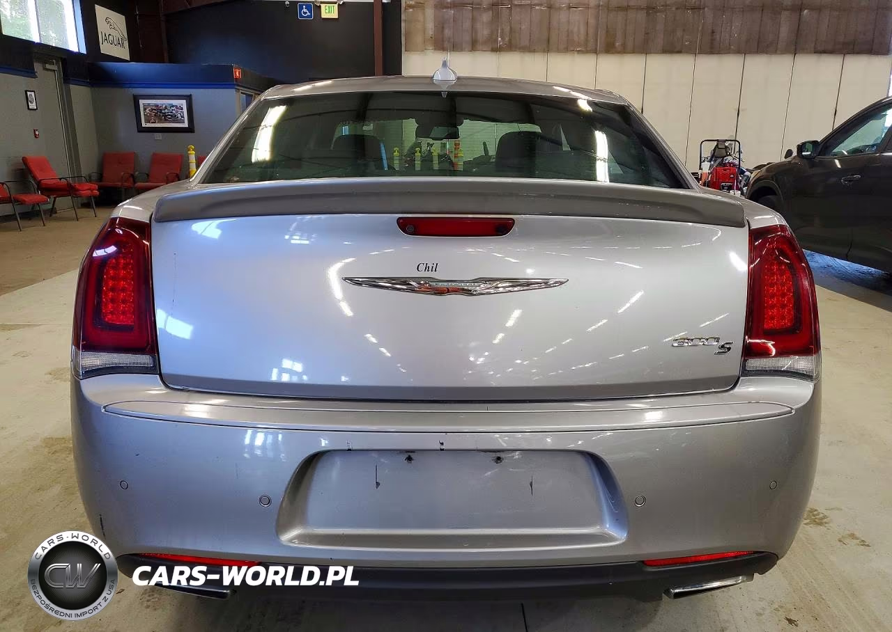 2018 Chrysler 300 S VIN:2C3CCABG1JH266794 - 6