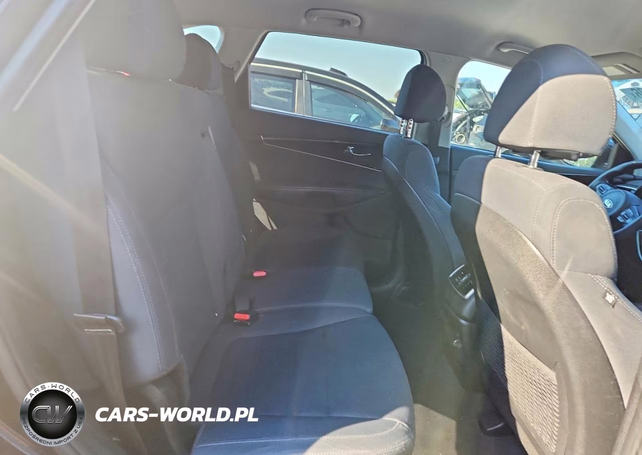 2018 Kia Sorento L VIN:5XYPG4A39JG428705 - 11