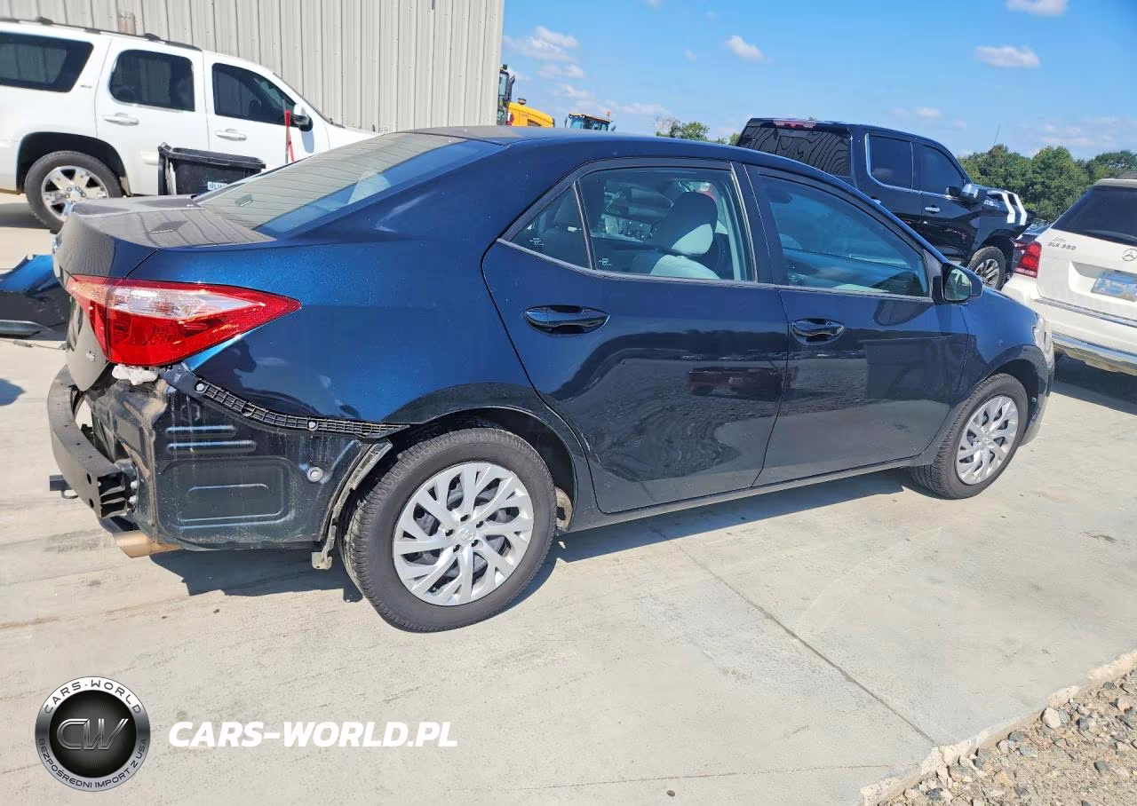 2018 Toyota Corolla Le VIN:5YFBURHE6JP819829 - 3