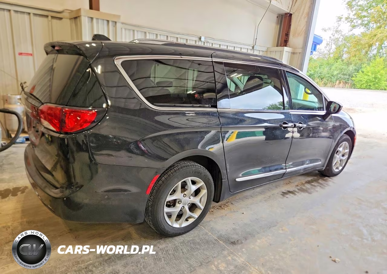 2017 Chrysler Pacifica Touring L Plus VIN:2C4RC1EG5HR729493 - 3