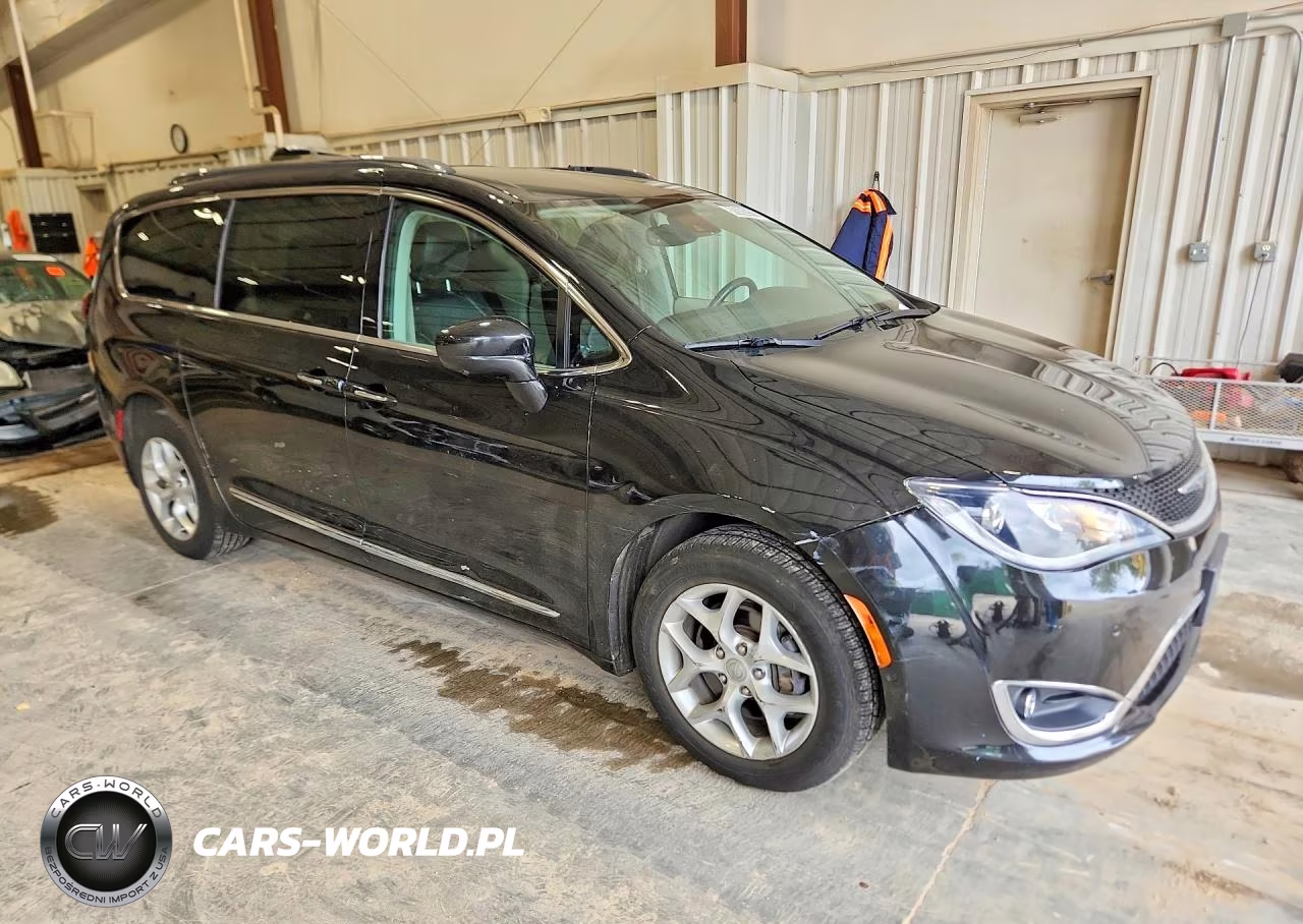2017 Chrysler Pacifica Touring L Plus VIN:2C4RC1EG5HR729493 - 4