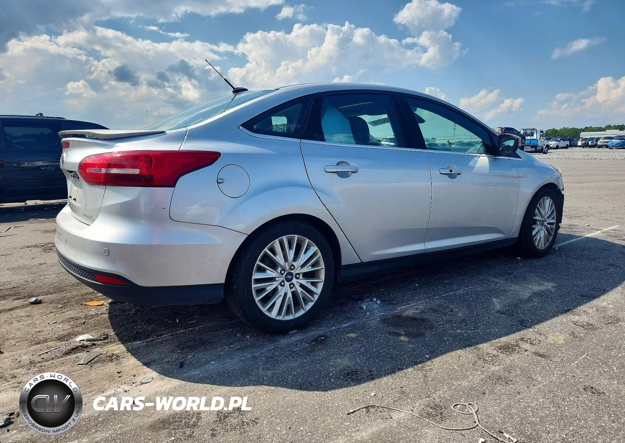 2018 Ford Focus Titanium VIN:1FADP3J24JL201694 - 3