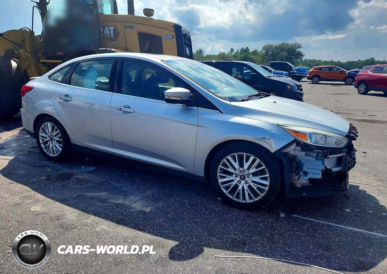 2018 Ford Focus Titanium VIN:1FADP3J24JL201694 - 4