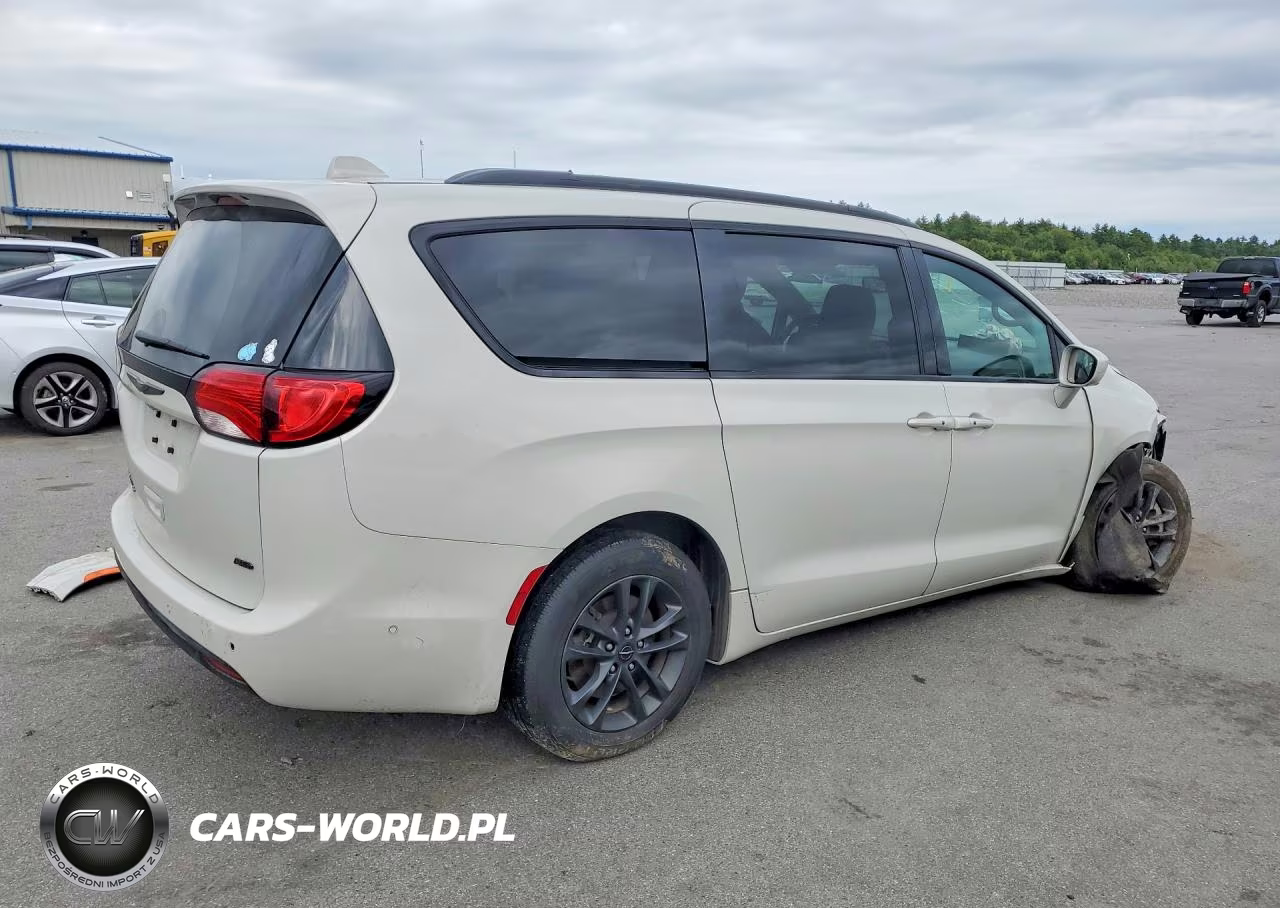 2020 Chrysler Pacifica Touring L VIN:2C4RC3BG5LR288635 - 3