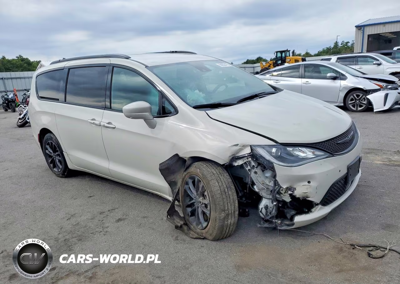 2020 Chrysler Pacifica Touring L VIN:2C4RC3BG5LR288635 - 4