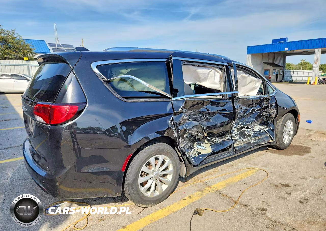 2018 Chrysler Pacifica Touring L Plus VIN:2C4RC1EG3JR293345 - 3