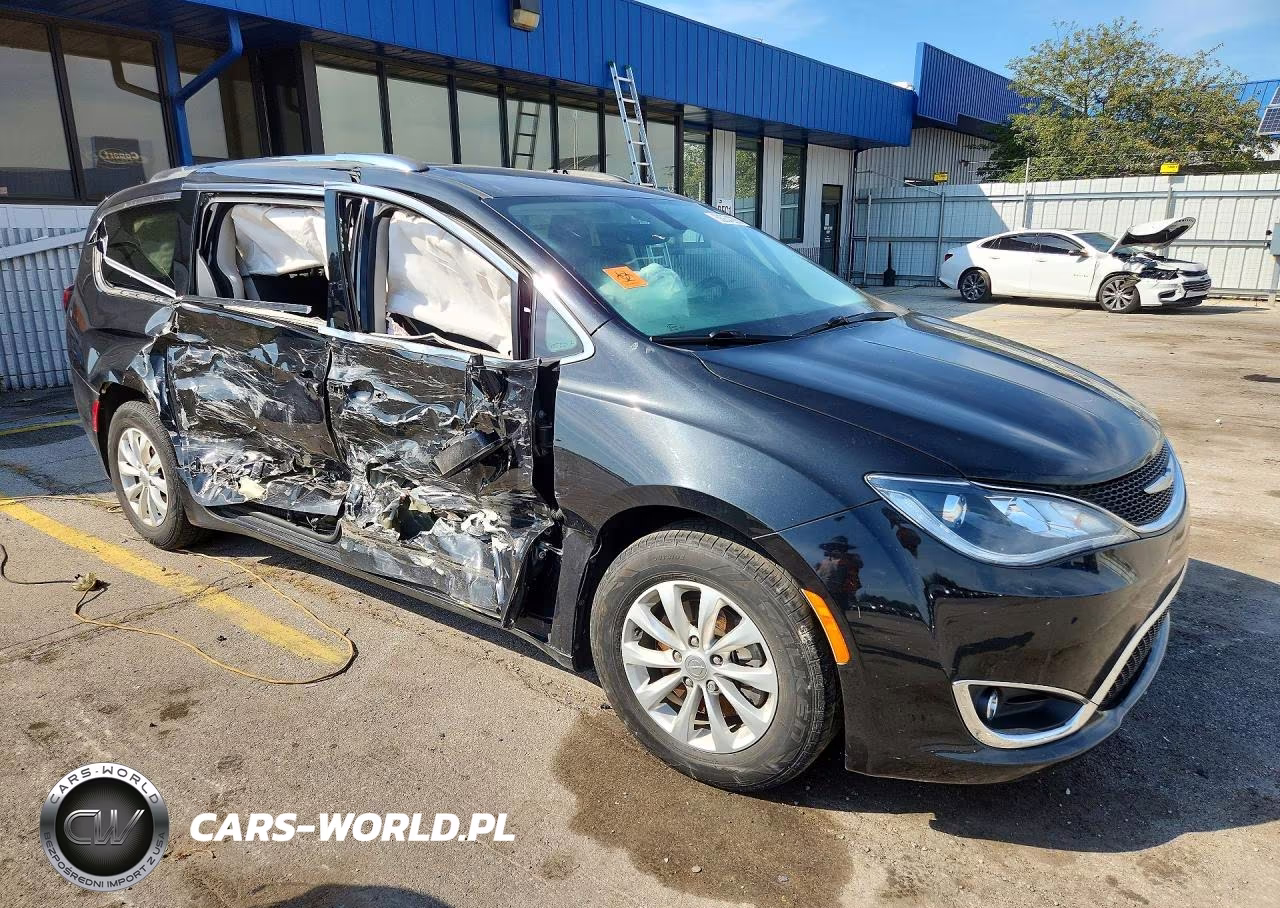 2018 Chrysler Pacifica Touring L Plus VIN:2C4RC1EG3JR293345 - 4
