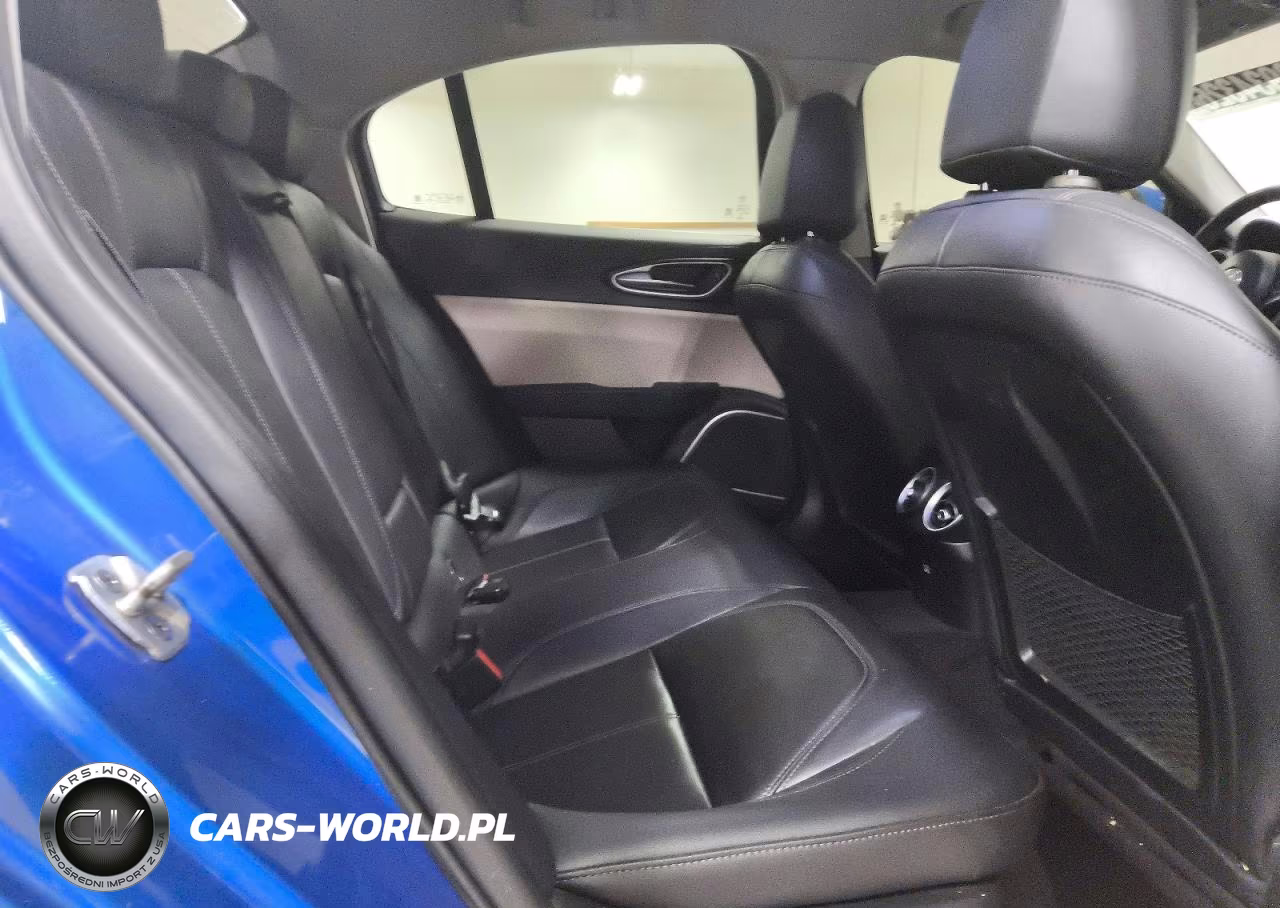 2018 Alfa Romeo Giulia Q4 VIN:ZARFAEDN6J7588978 - 10