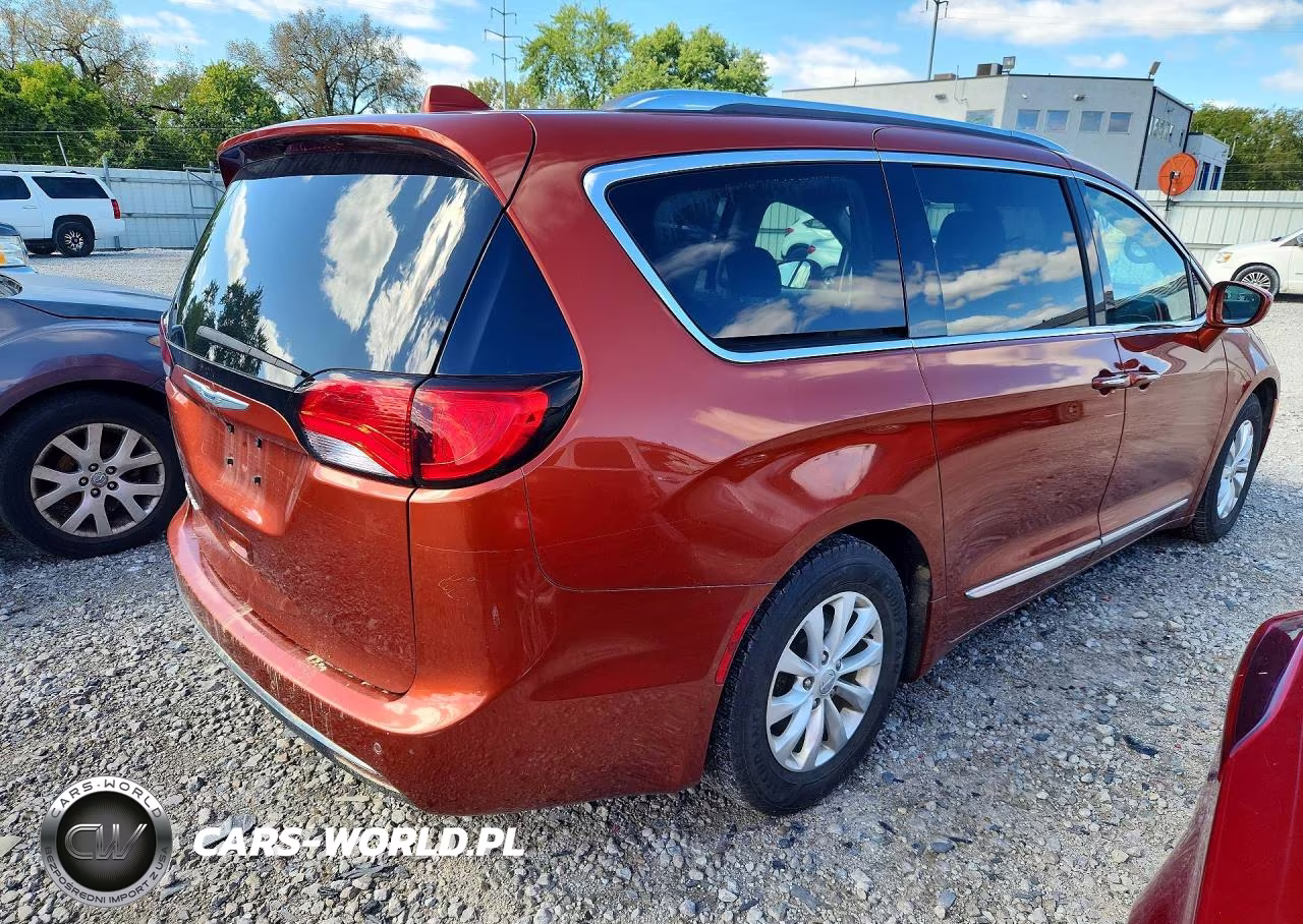 2018 Chrysler Pacifica Touring L Plus VIN:2C4RC1EG8JR248143 - 3