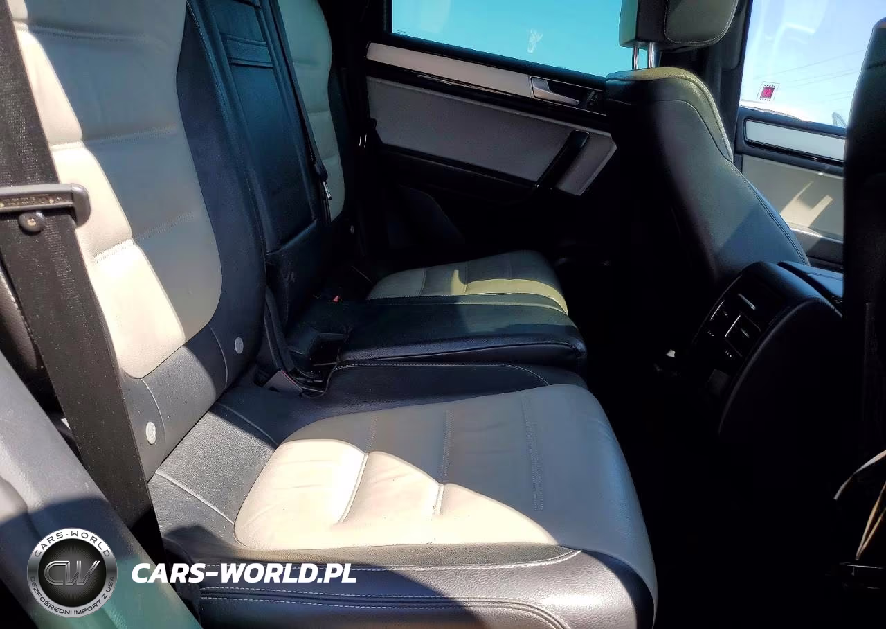 2017 Volkswagen Touareg Wolfsburg VIN:WVGRF7BP3HD003628 - 11
