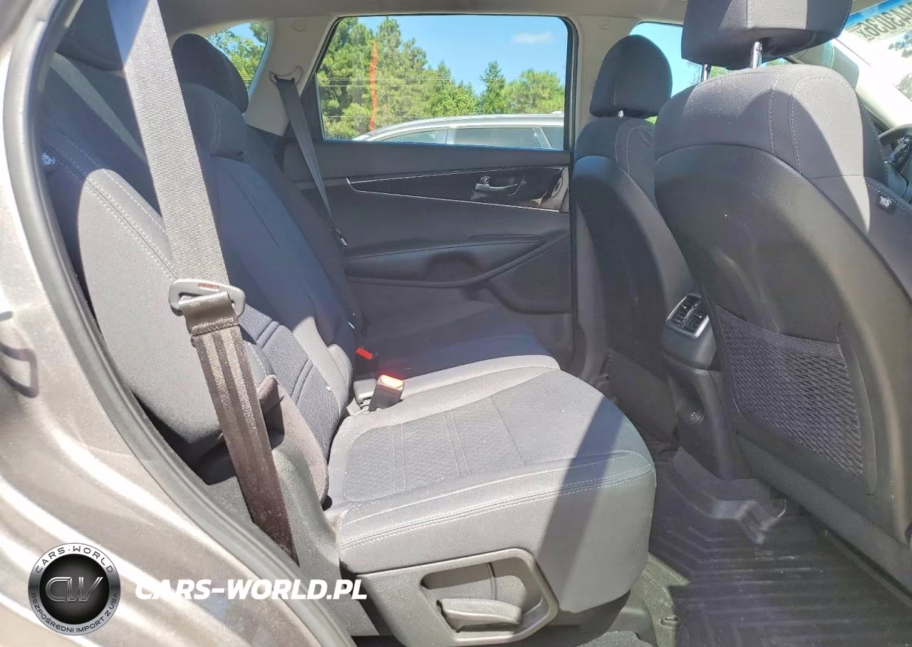 2018 Kia Sorento L VIN:5XYPG4A3XJG411668 - 10
