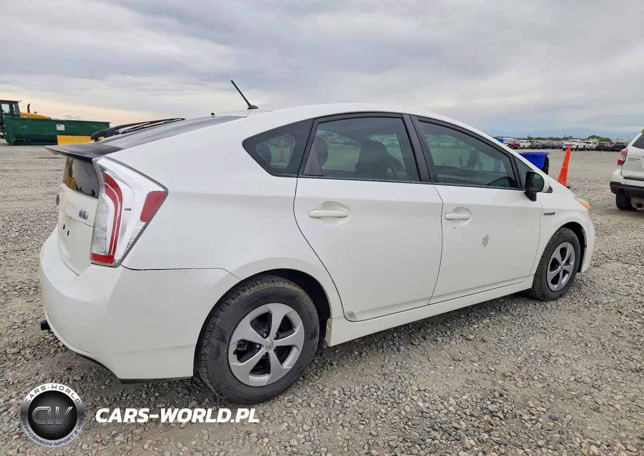 2013 Toyota Prius Two VIN:JTDKN3DU5D5664571 - 3