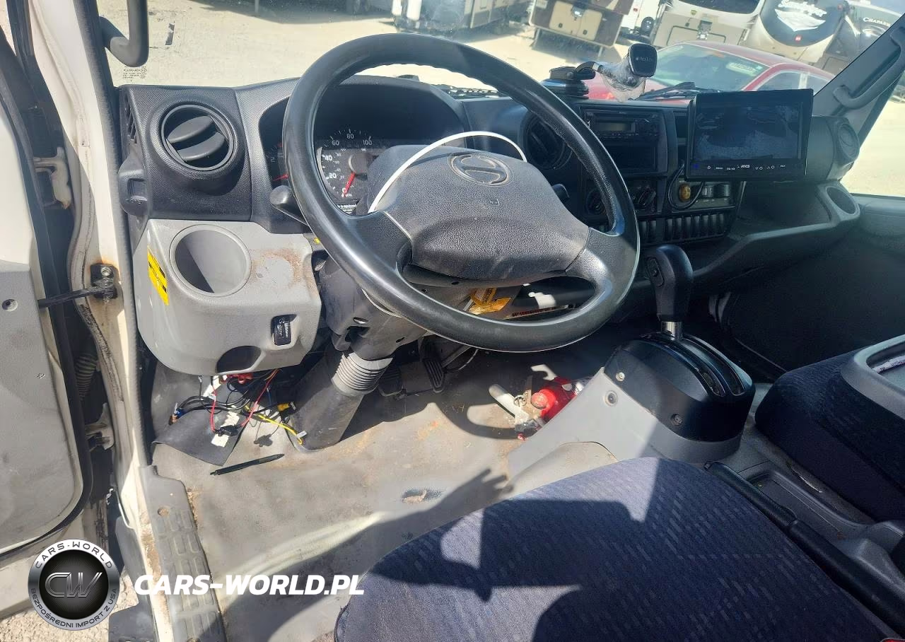 2018 Hino 195 Box Truck VIN:JHHSDM2H5JK006242 - 8