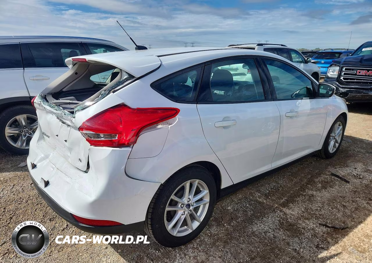 2017 Ford Focus Se VIN:1FADP3K27HL262823 - 3