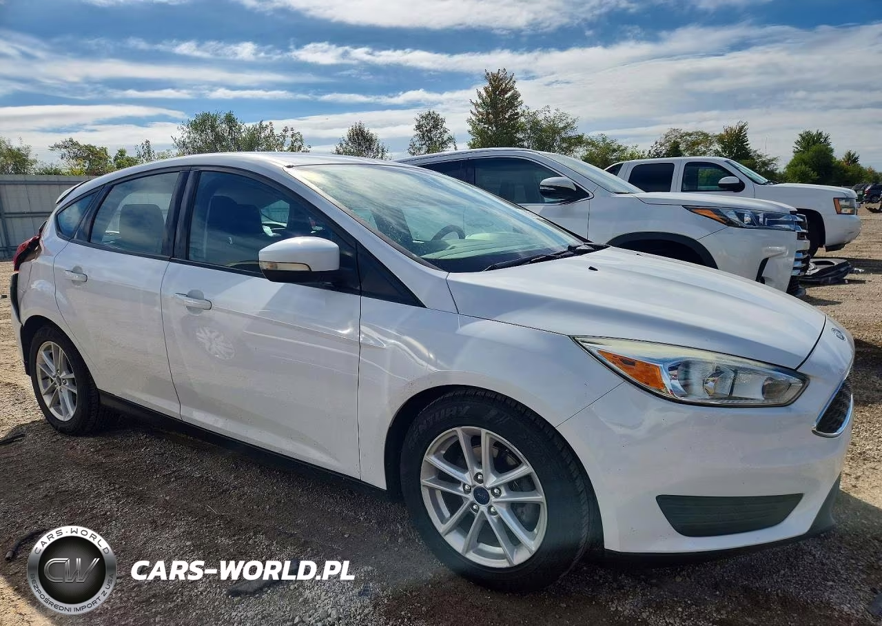 2017 Ford Focus Se VIN:1FADP3K27HL262823 - 4