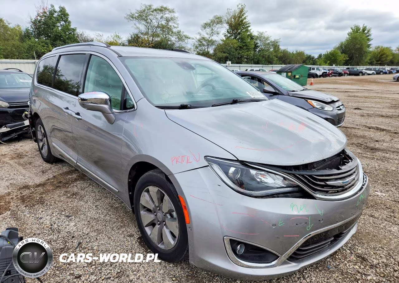 2017 Chrysler Pacifica Ehybrid Platinum VIN:2C4RC1N7XHR679738 - 4