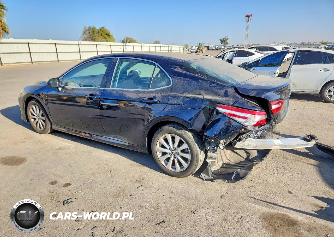 2018 Toyota Camry Le VIN:4T1B11HK0JU618135 - 2