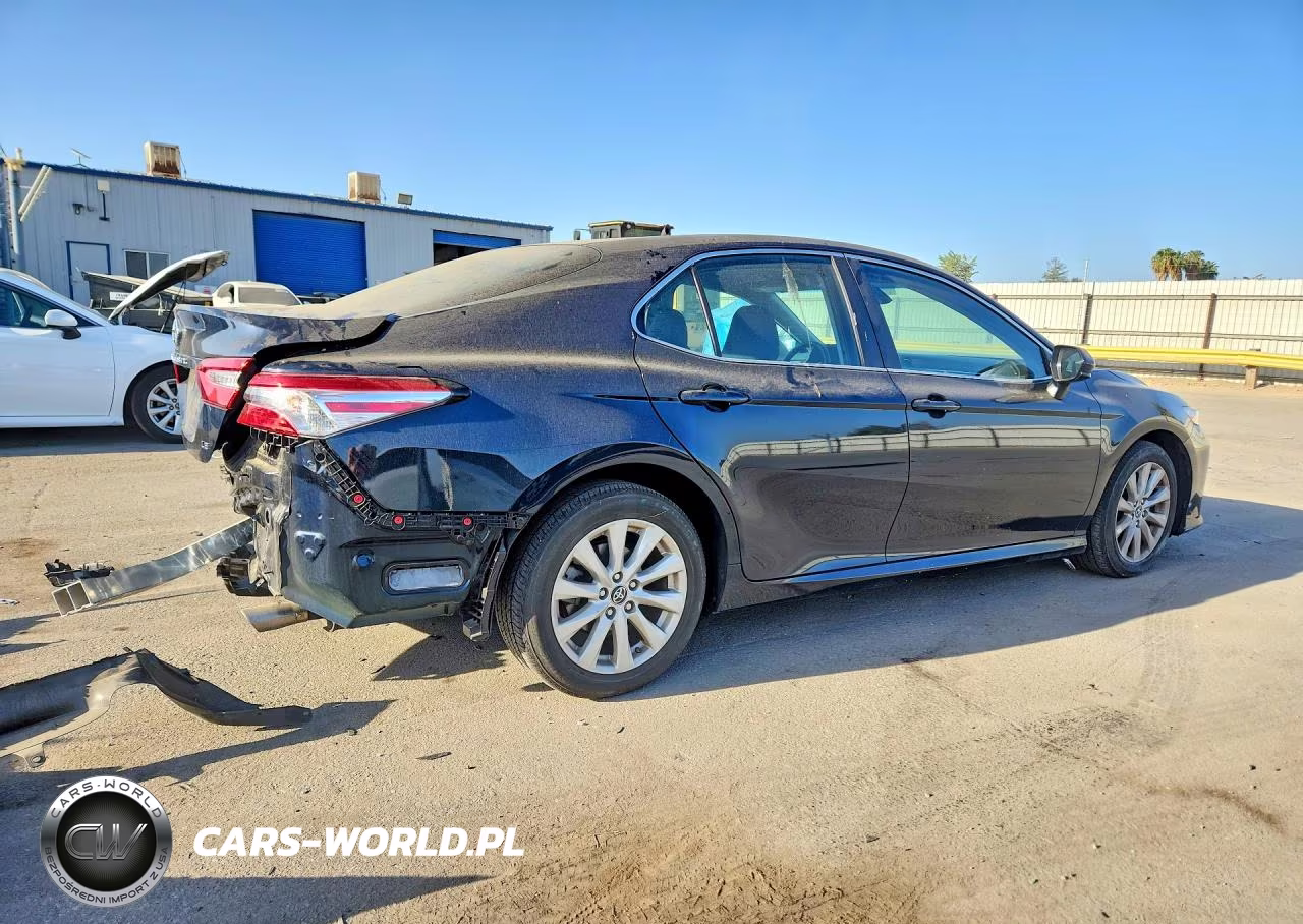 2018 Toyota Camry Le VIN:4T1B11HK0JU618135 - 3