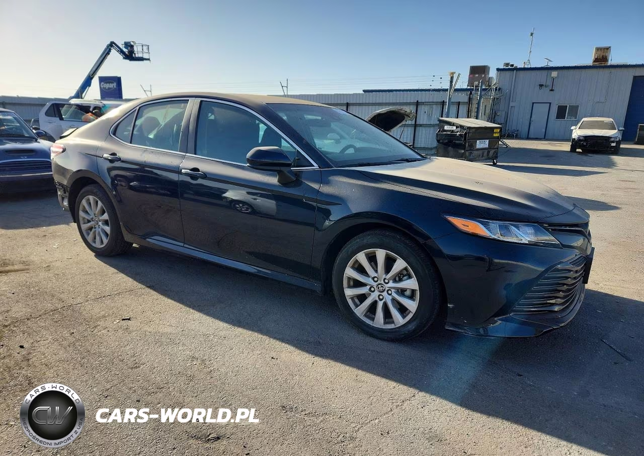 2018 Toyota Camry Le VIN:4T1B11HK0JU618135 - 4