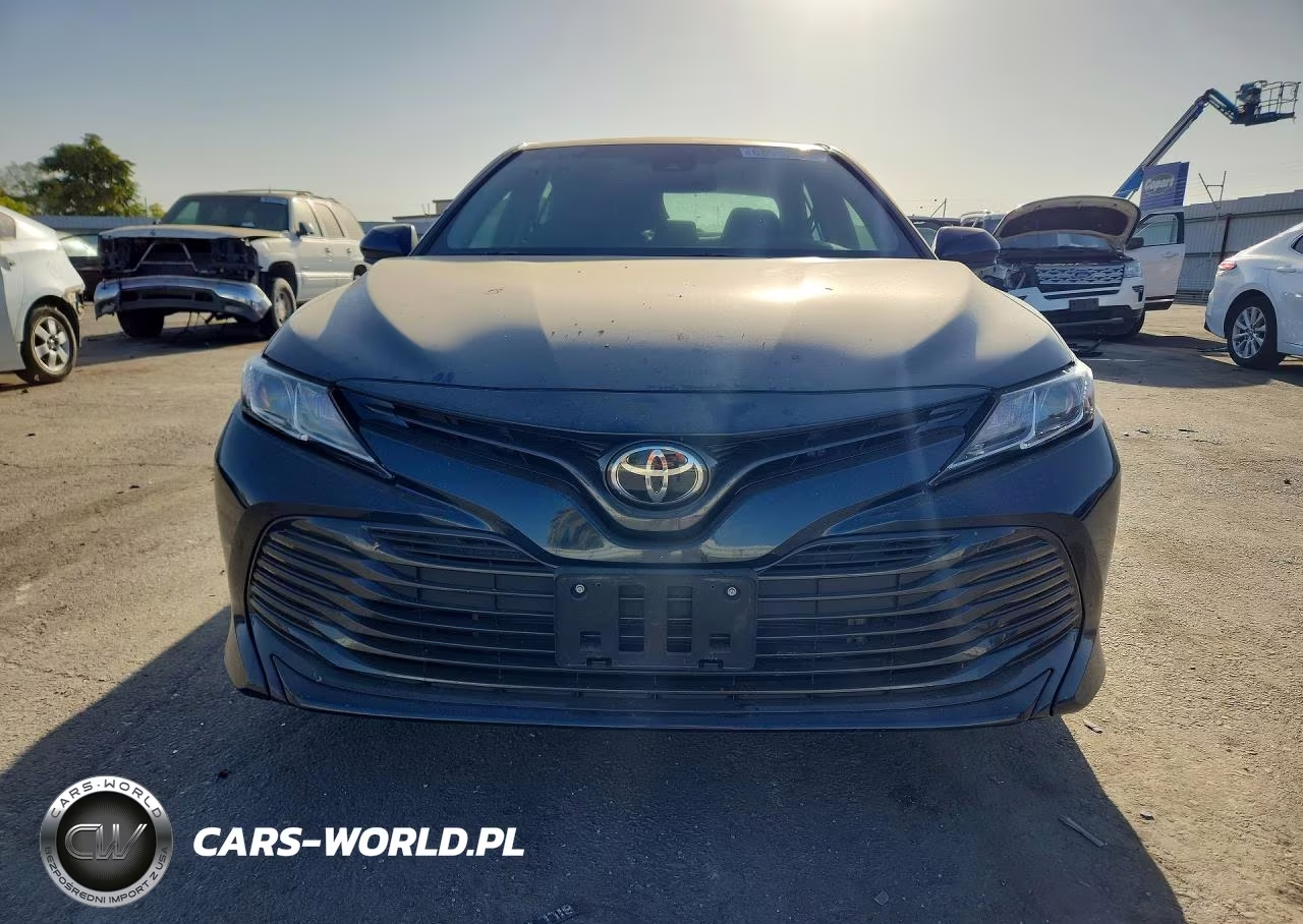 2018 Toyota Camry Le VIN:4T1B11HK0JU618135 - 5