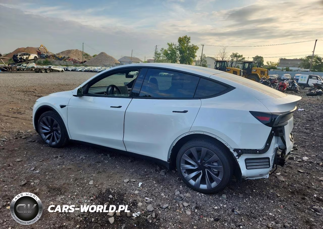 2026 Tesla Model Y VIN:7SAYGAEE4TF653657 - 2