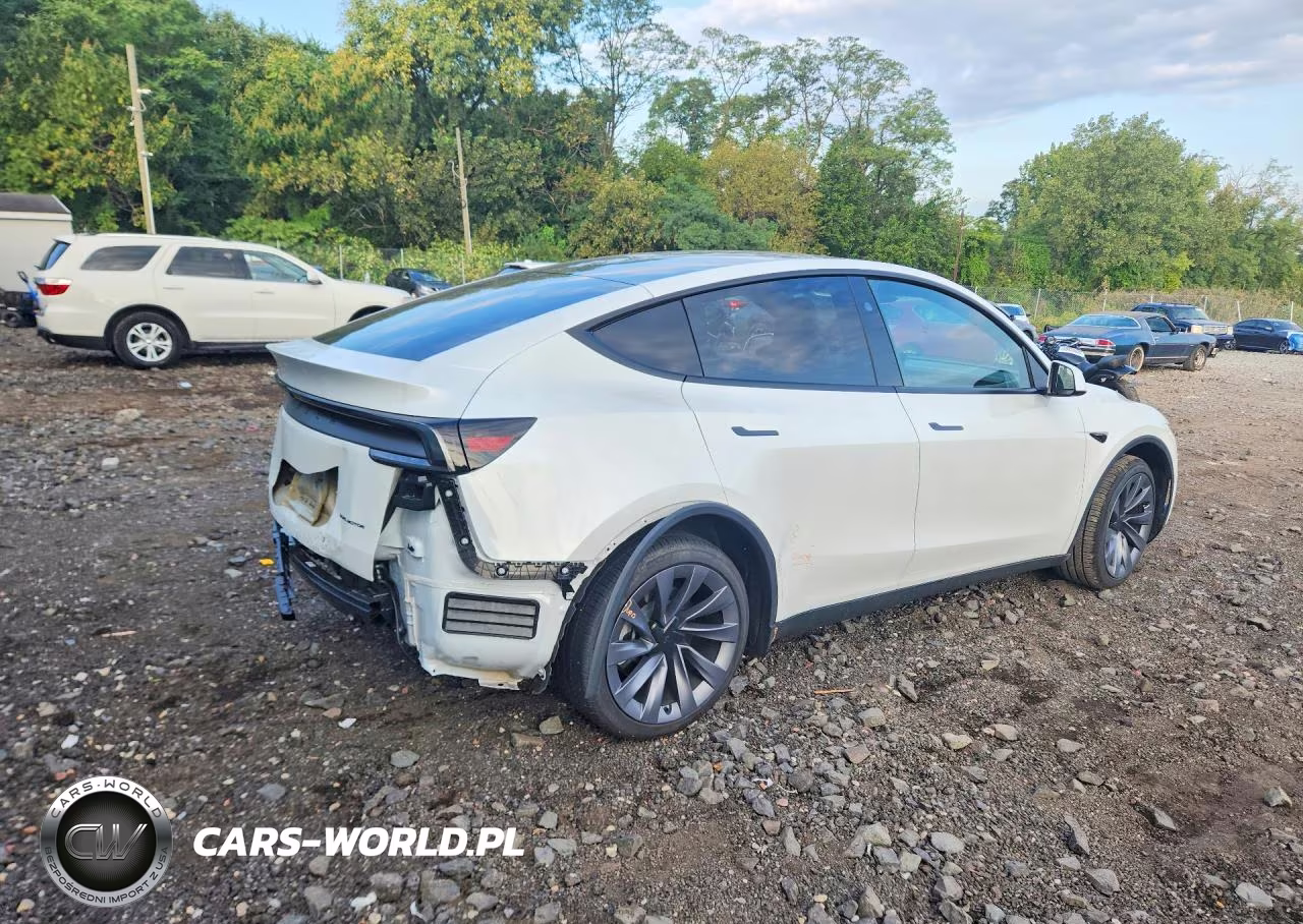 2026 Tesla Model Y VIN:7SAYGAEE4TF653657 - 3