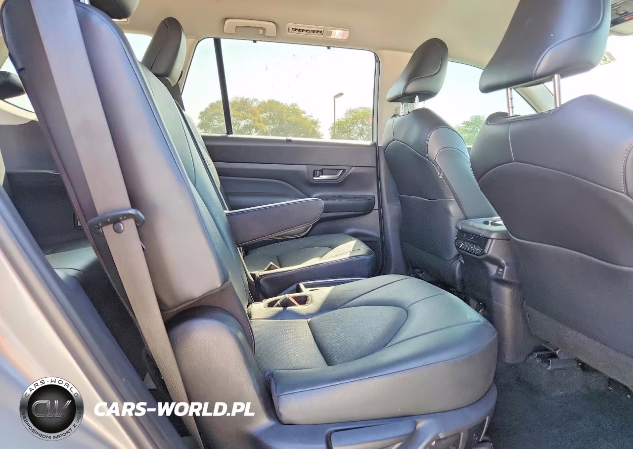 2025 Toyota Grand Highlander Xle VIN:5TDAAAA5XSS021956 - 11