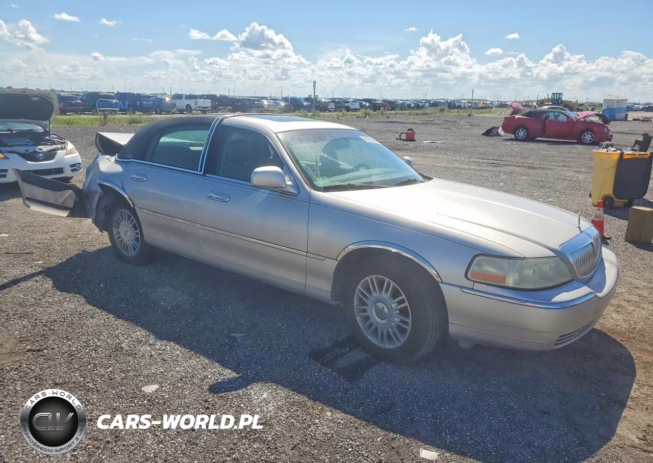 2007 Lincoln Town Car Signature Limited VIN:1LNHM82WX7Y607716 - 4