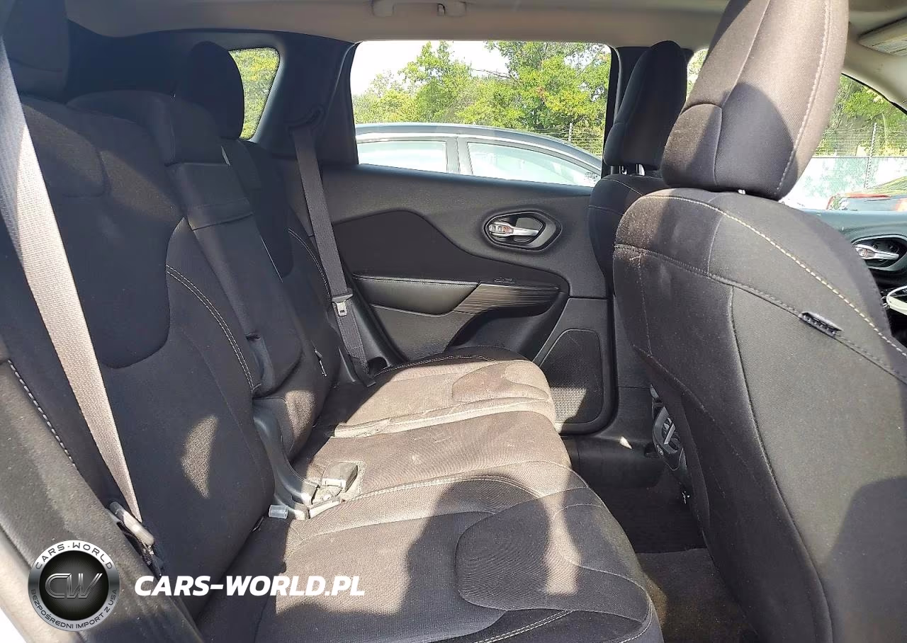 2016 Jeep Cherokee Latitude VIN:1C4PJMCB0GW225977 - 10