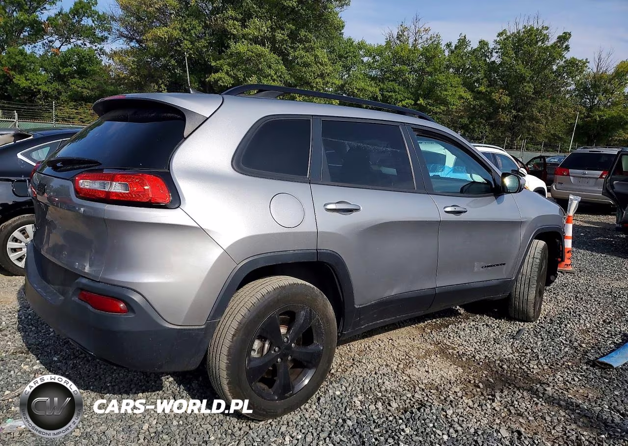 2016 Jeep Cherokee Latitude VIN:1C4PJMCB0GW225977 - 3