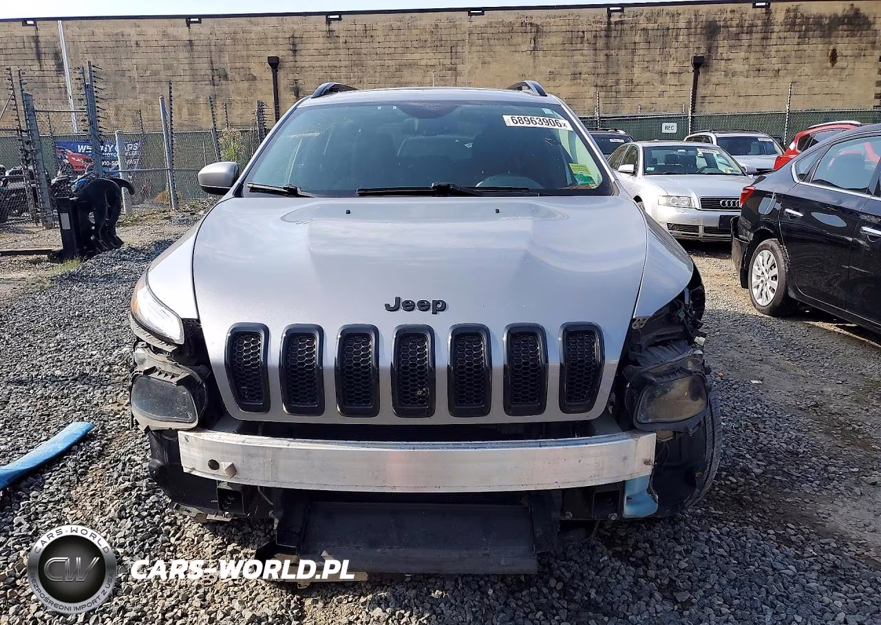 2016 Jeep Cherokee Latitude VIN:1C4PJMCB0GW225977 - 5