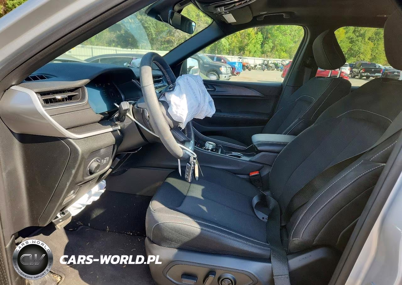 2025 Jeep Grand Cherokee L Laredo VIN:1C4RJJAG9S8676294 - 7