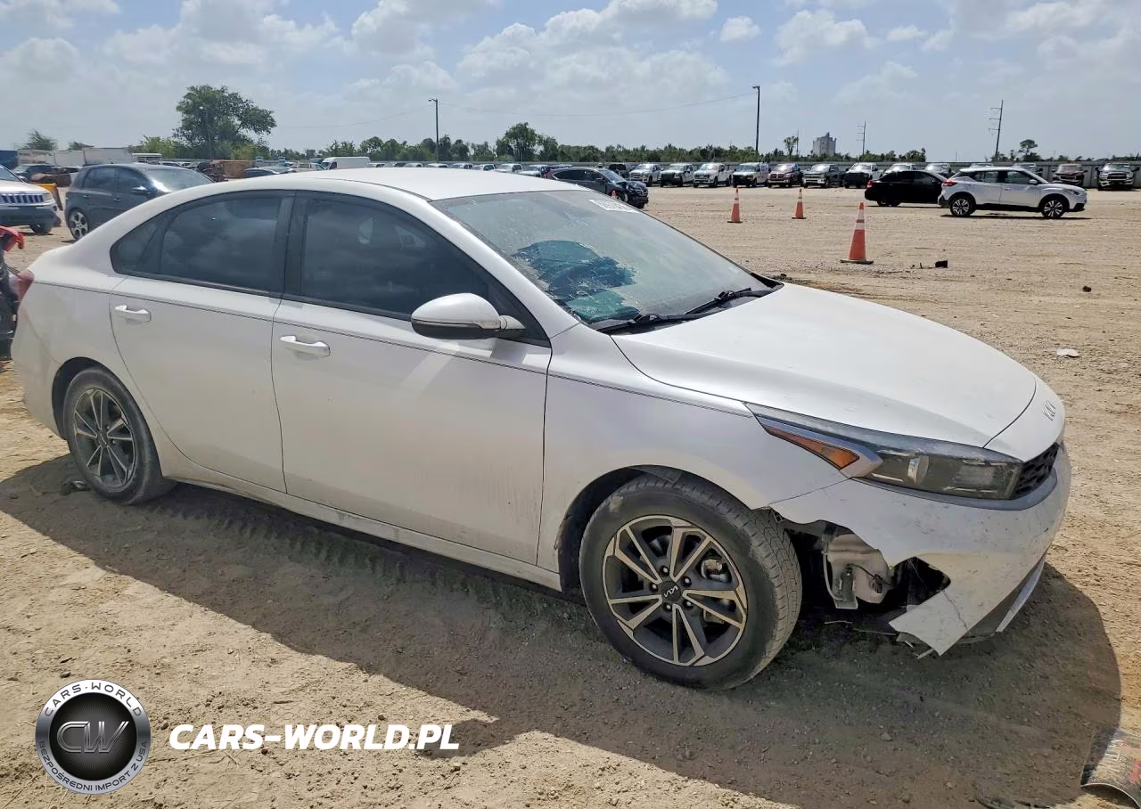 2022 Kia Forte Lxs VIN:3KPF24AD9NE424157 - 4