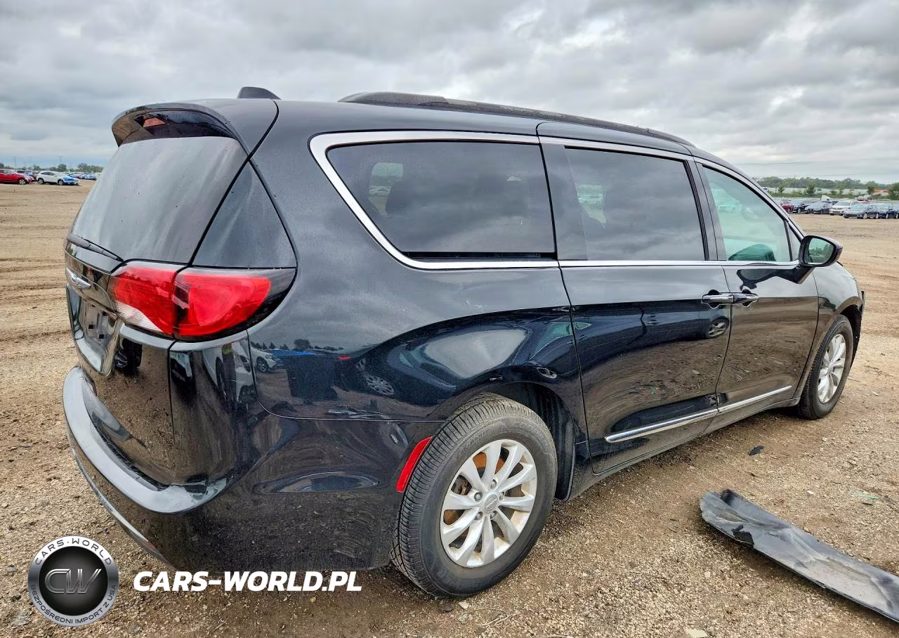 2017 Chrysler Pacifica Touring L VIN:2C4RC1BG2HR854732 - 3