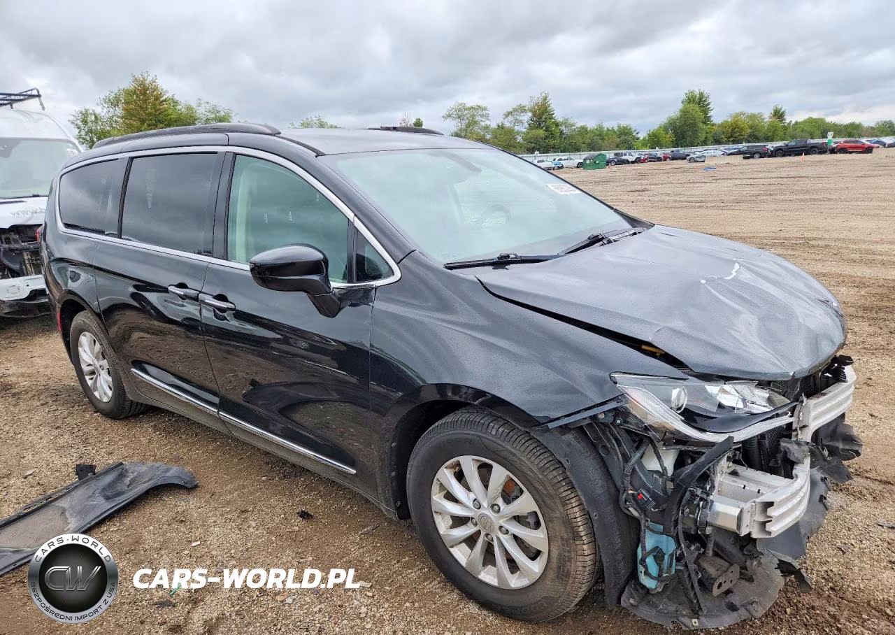 2017 Chrysler Pacifica Touring L VIN:2C4RC1BG2HR854732 - 4