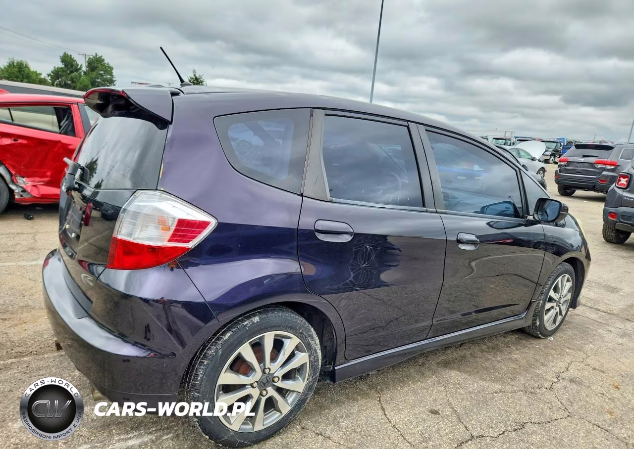 2013 Honda Fit Sport VIN:JHMGE8H51DC023658 - 3