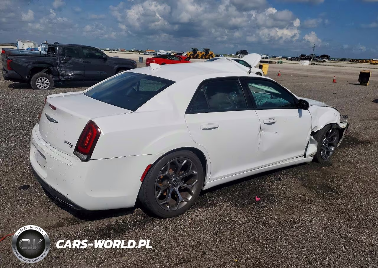2018 Chrysler 300 S VIN:2C3CCABG7JH278190 - 3