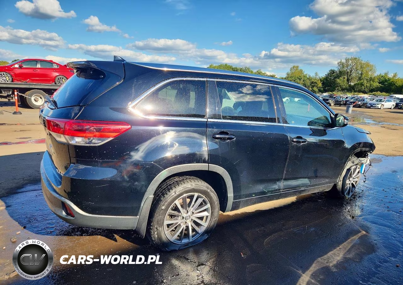 2018 Toyota Highlander Xle VIN:5TDJZRFH0JS557792 - 3