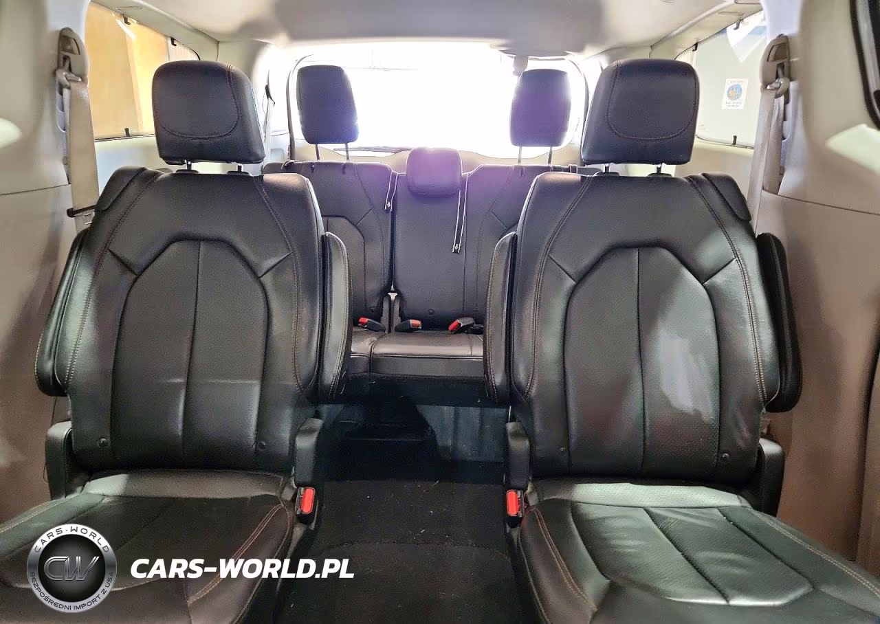 2020 Chrysler Pacifica Touring L VIN:2C4RC1BGXLR279546 - 10