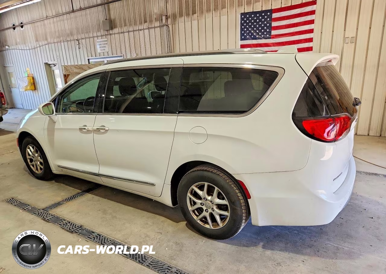 2020 Chrysler Pacifica Touring L VIN:2C4RC1BGXLR279546 - 2
