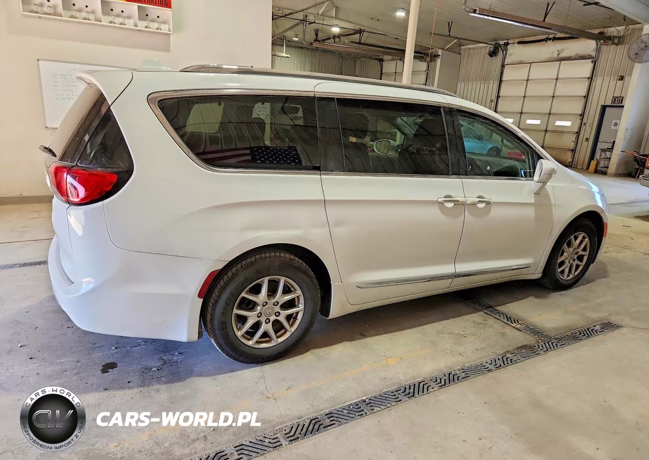 2020 Chrysler Pacifica Touring L VIN:2C4RC1BGXLR279546 - 3