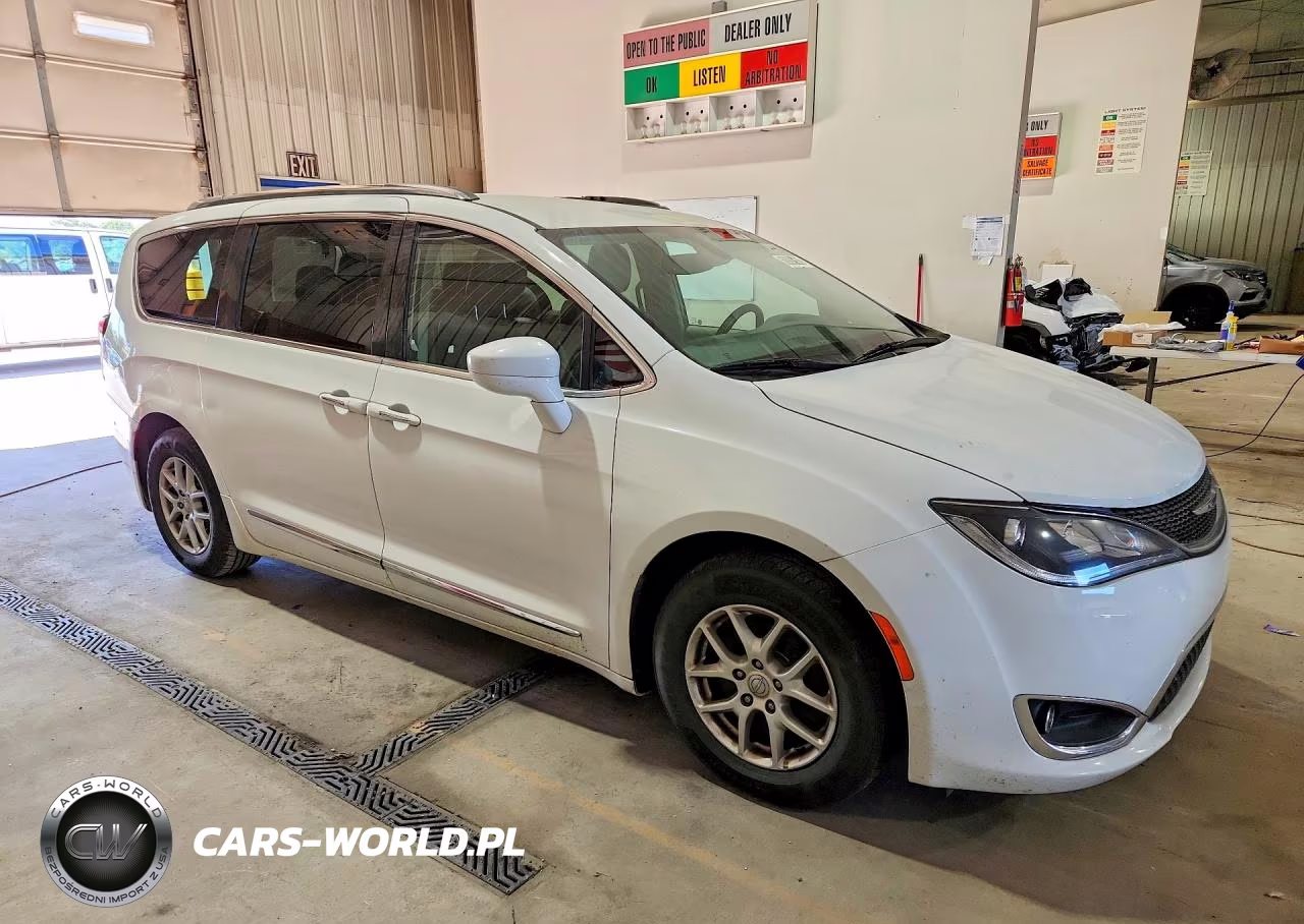 2020 Chrysler Pacifica Touring L VIN:2C4RC1BGXLR279546 - 4