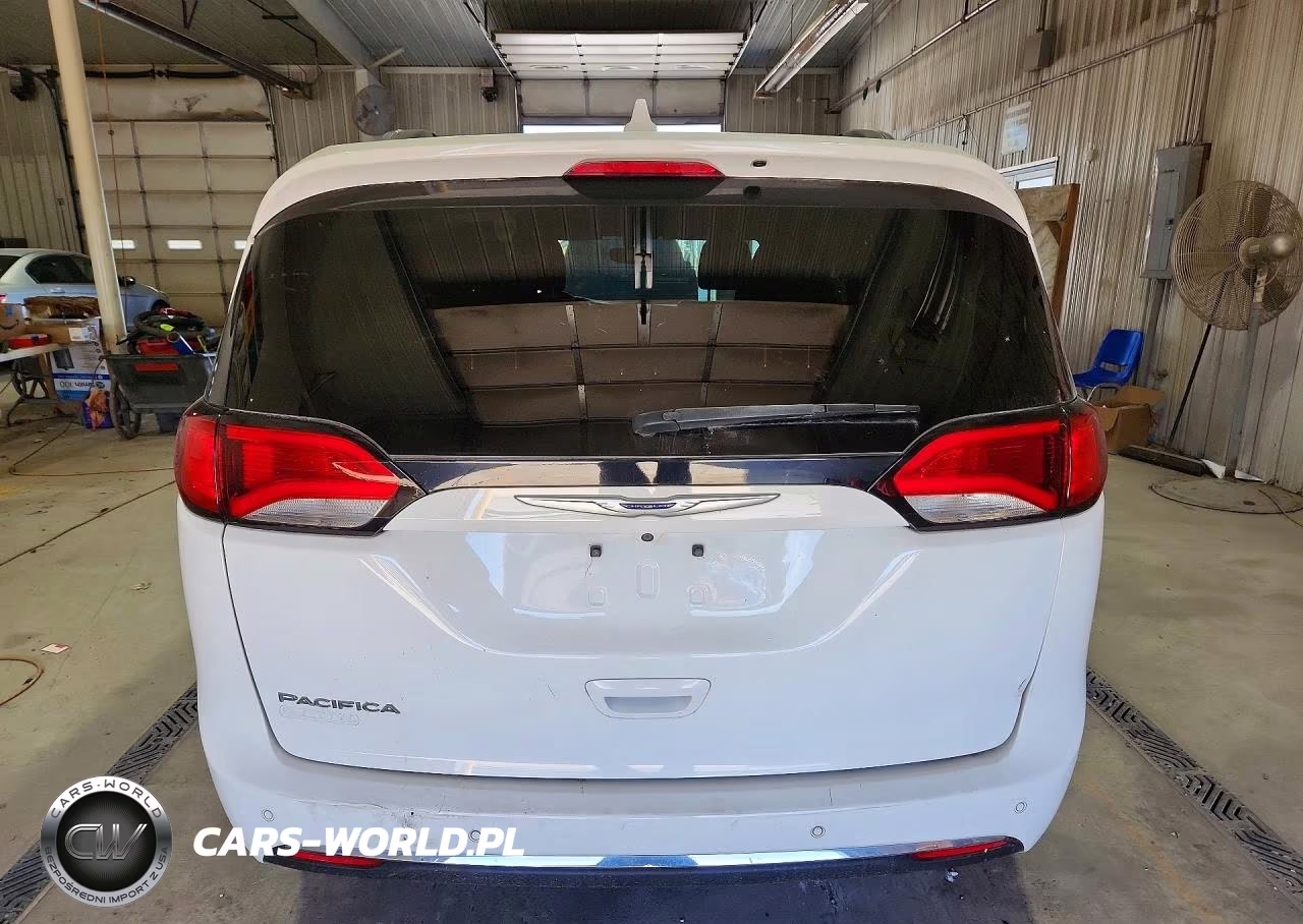 2020 Chrysler Pacifica Touring L VIN:2C4RC1BGXLR279546 - 6
